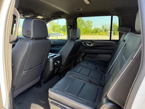 Used 2024 GMC Yukon XL SLT AWD/4WD image 12