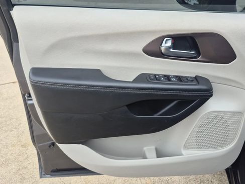 Used 2022 Chrysler Voyager LX image 11