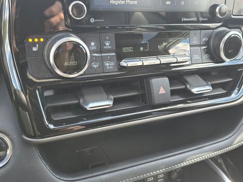 Used 2022 Toyota Highlander XLE AWD/4WD image 24