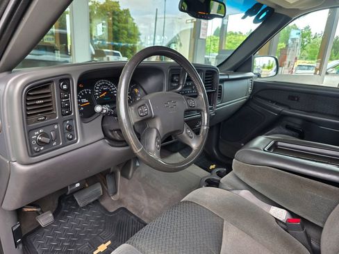 Used 2004 Chevrolet Avalanche Z71 w/ Preferred Equipment Group AWD/4WD image 9