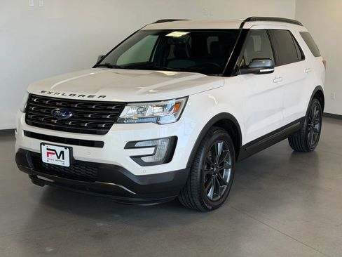 Used 2017 Ford Explorer XLT w/ Equipment Group 202A AWD/4WD image 3