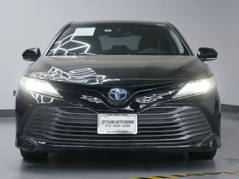 Used 2020 Toyota Camry XLE image 3