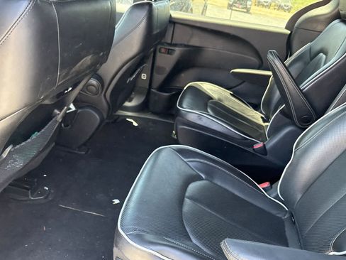 Used 2022 Chrysler Pacifica Limited w/ S Appearance Package FWD image 5