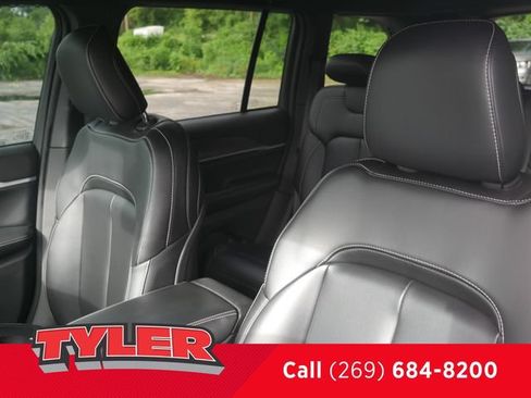 Certified 2024 Jeep Grand Cherokee Limited AWD/4WD image 36