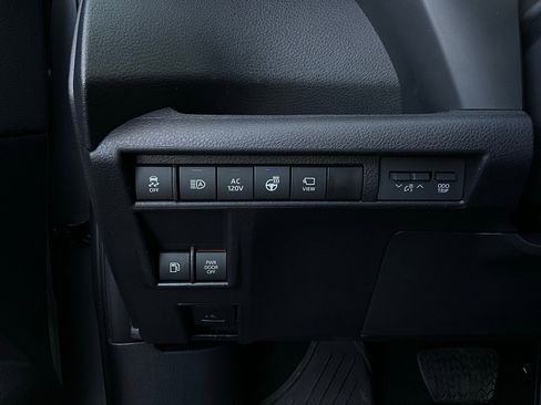 Used 2025 Toyota Sienna Platinum image 29