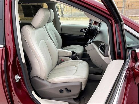 Used 2020 Chrysler Pacifica Touring-L w/ Premium Audio Group image 7