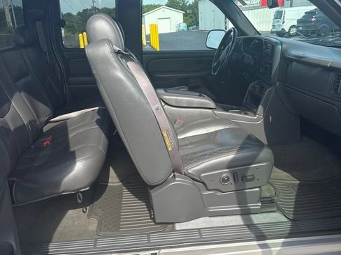 Used 2004 Chevrolet Silverado 2500 LT w/ Heavy-Duty Power Package AWD/4WD image 6