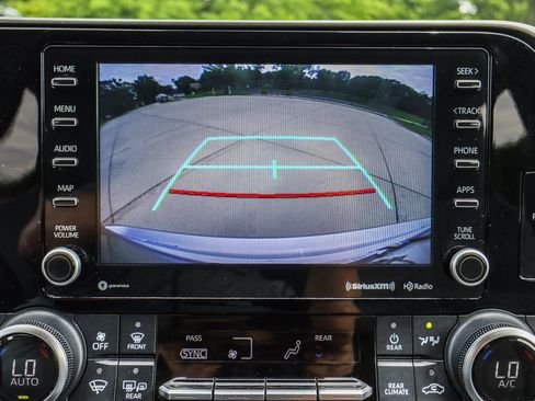 Used 2022 Toyota Highlander LE AWD/4WD image 7