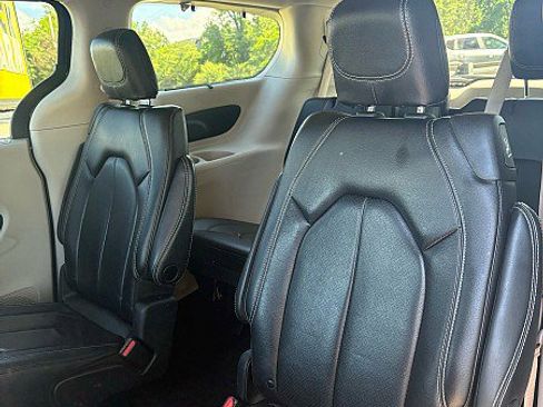 Used 2022 Chrysler Pacifica Touring-L FWD image 8