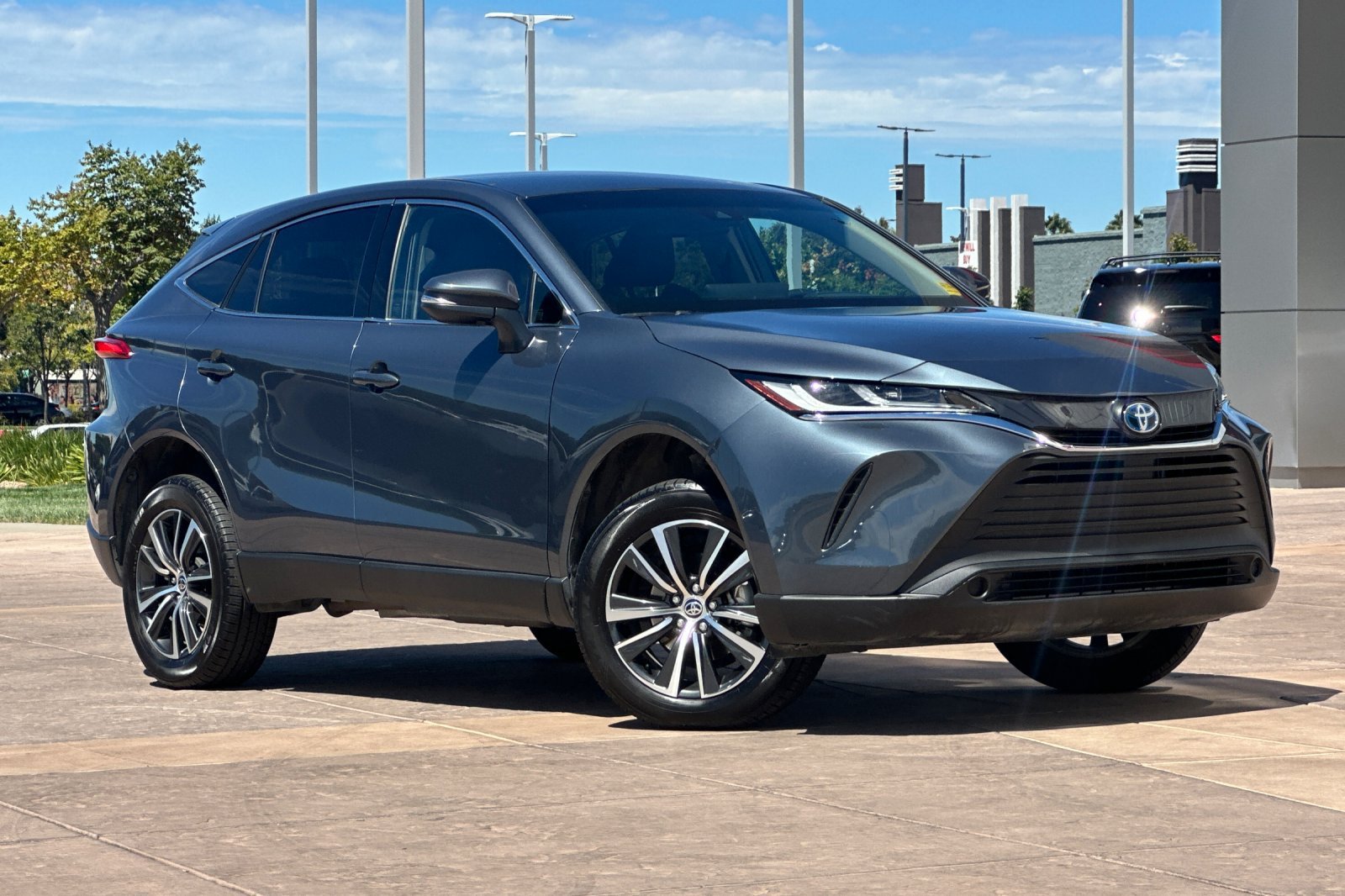 Certified 2024 Toyota Venza LE AWD/4WD image 2