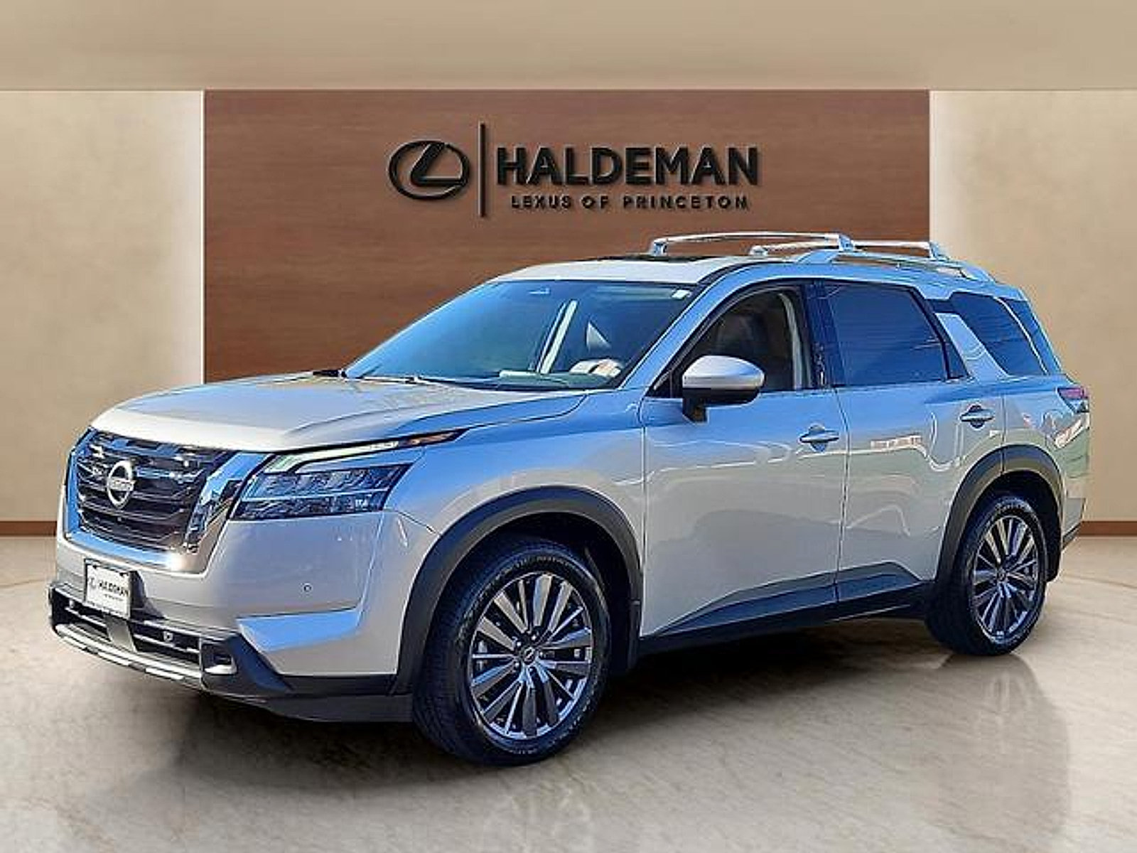 Used 2023 Nissan Pathfinder SL w/ SL Premium Package AWD/4WD image 3