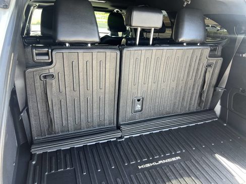 Used 2021 Toyota Highlander XSE FWD image 19