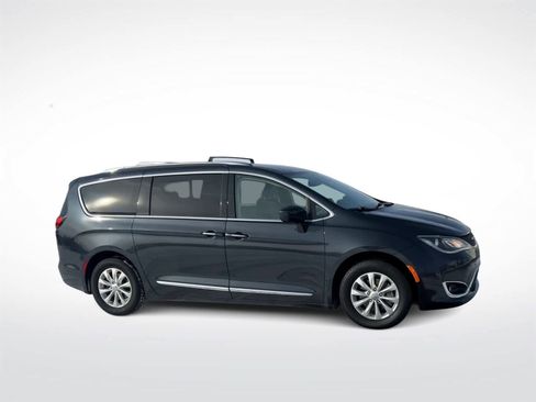 Used 2019 Chrysler Pacifica Touring-L image 2