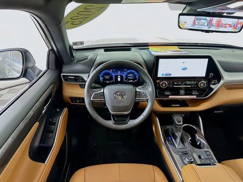 Used 2025 Toyota Highlander Platinum image 29
