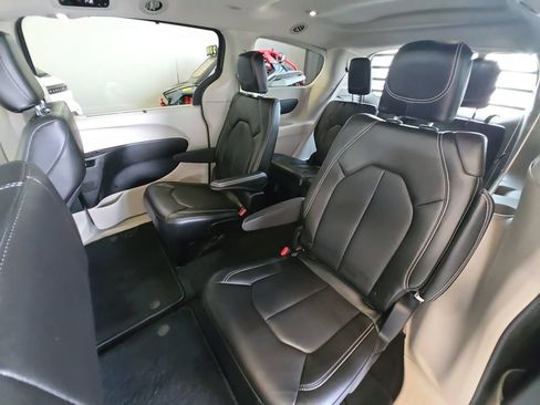 Used 2023 Chrysler Pacifica Touring-L AWD/4WD image 22