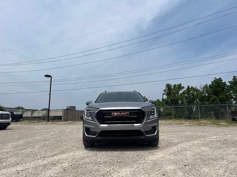 Used 2023 GMC Terrain SLE w/ Driver Convenience Package FWD image 4