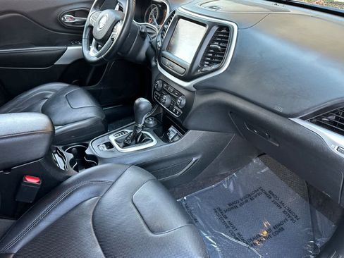 Used 2018 Jeep Cherokee Overland AWD/4WD image 17
