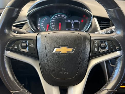 Used 2022 Chevrolet Trax LT w/ LT Convenience Package FWD image 24