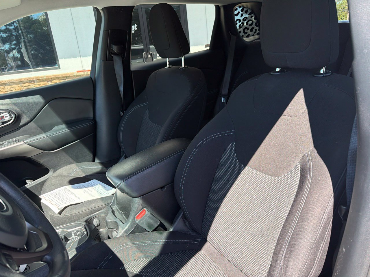 Used 2021 Jeep Cherokee Latitude FWD image 3