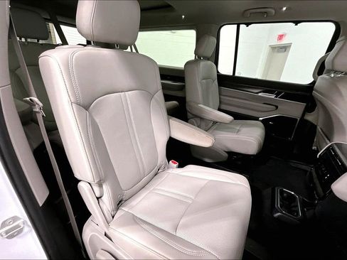 Used 2024 Jeep Wagoneer L Series III w/ Premium Group I AWD/4WD image 33
