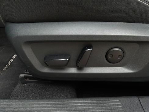 Used 2025 Nissan Rogue SV FWD image 10