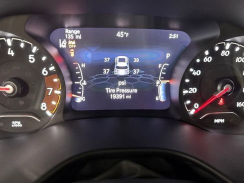 Used 2023 Jeep Compass Trailhawk w/ Trailhawk Convenience Group AWD/4WD image 2