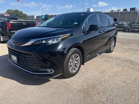 Used 2021 Toyota Sienna XLE FWD image 2