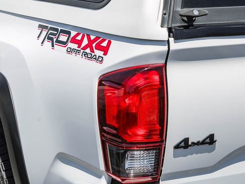 Used 2018 Toyota Tacoma TRD Off-Road w/ Technology Package AWD/4WD image 9