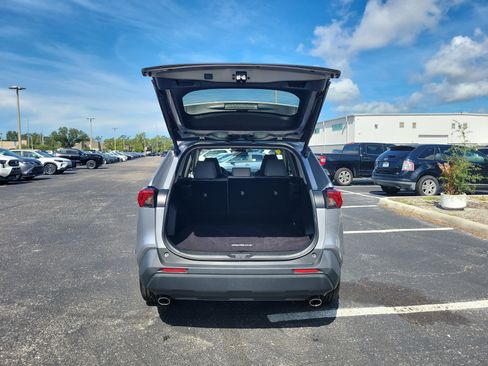 Used 2019 Toyota RAV4 XLE Premium FWD image 10