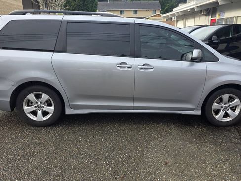 Used 2018 Toyota Sienna LE FWD image 4