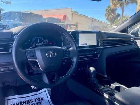 Used 2025 Toyota Camry SE image 12