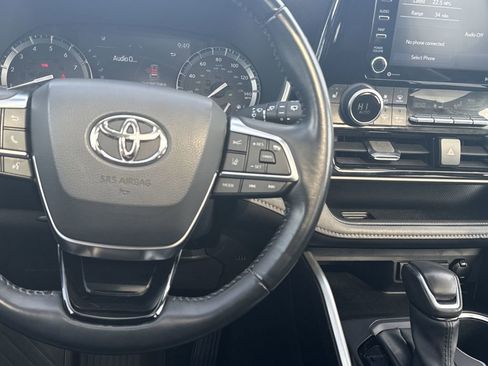 Used 2021 Toyota Highlander XLE image 14