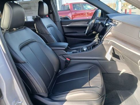 New 2025 Jeep Grand Cherokee Limited w/ Luxury Tech Group II AWD/4WD image 15