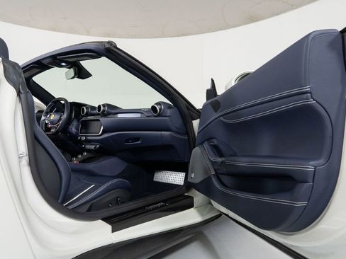 Used 2019 Ferrari Portofino image 40
