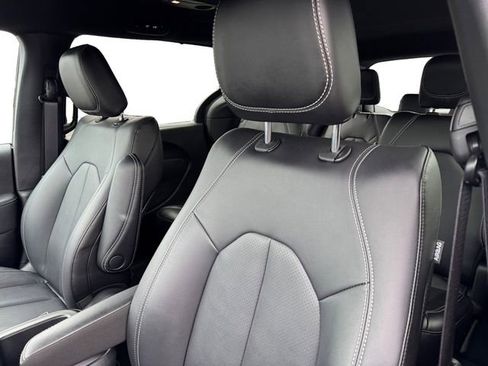 Certified 2025 Chrysler Pacifica Select image 13