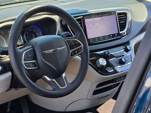 Used 2022 Chrysler Pacifica Touring-L FWD image 22