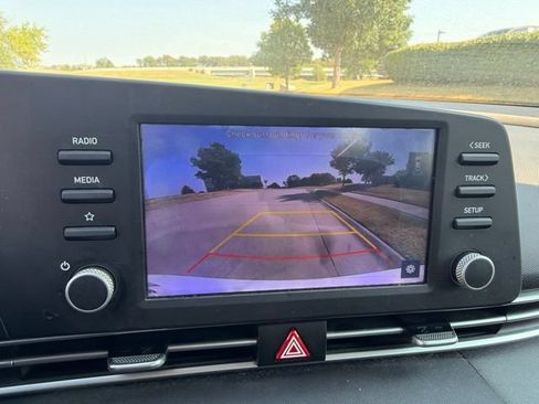 Used 2021 Hyundai Elantra SE FWD image 11