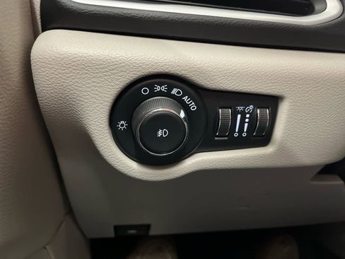 Used 2024 Chrysler Pacifica Touring-L FWD image 23