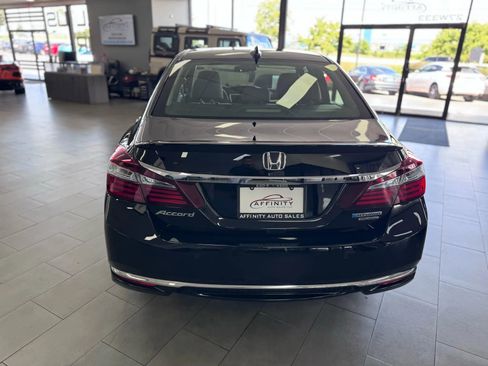 Used 2017 Honda Accord Touring image 4