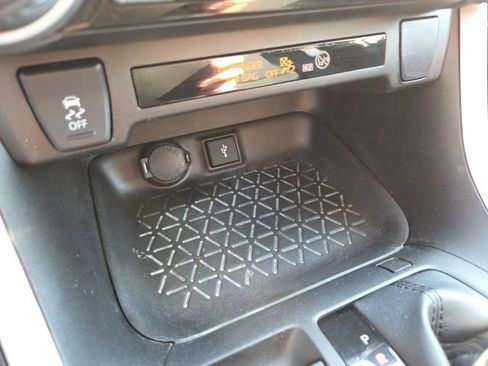 Used 2022 Toyota RAV4 LE image 17