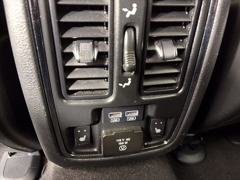 Used 2019 Jeep Grand Cherokee Overland AWD/4WD image 19