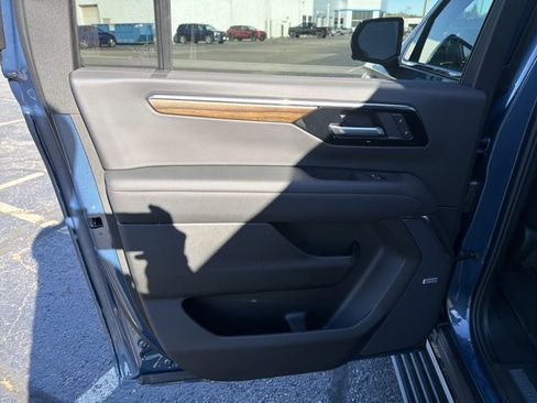 New 2026 Chevrolet Suburban High Country image 24