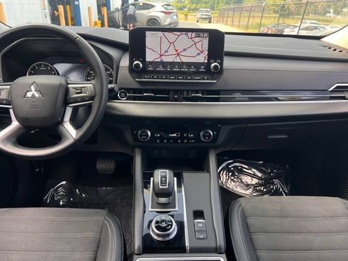 Used 2023 Mitsubishi Outlander SE FWD image 16