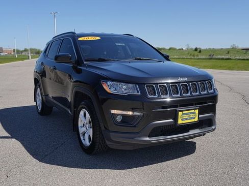 Used 2020 Jeep Compass Latitude w/ Cold Weather Group AWD/4WD image 3