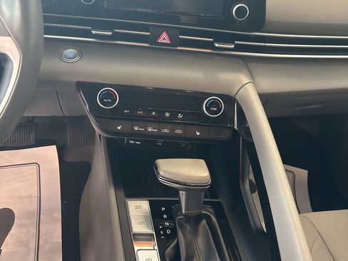 Used 2022 Hyundai Elantra SEL w/ Convenience Package image 3