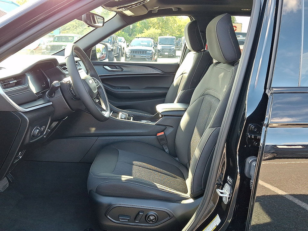 Used 2024 Jeep Grand Cherokee Laredo X AWD/4WD image 17