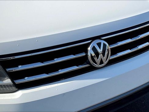 Used 2020 Volkswagen Tiguan S image 34