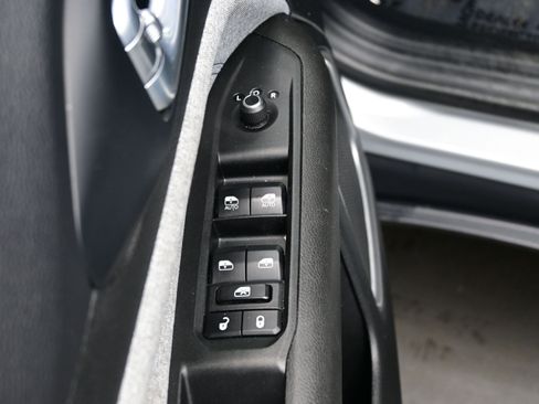 Used 2024 Jeep Compass Latitude image 10