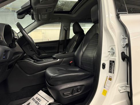 Used 2021 Toyota Highlander XLE image 19