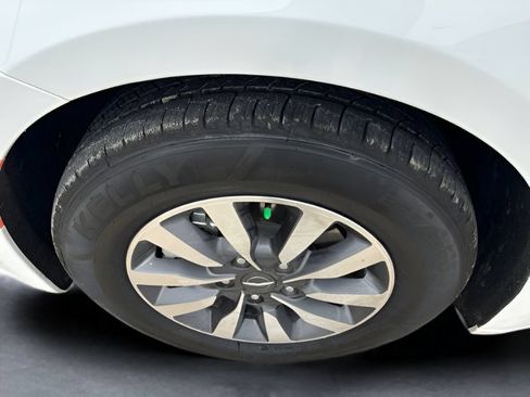Used 2023 Chrysler Pacifica Limited FWD image 30